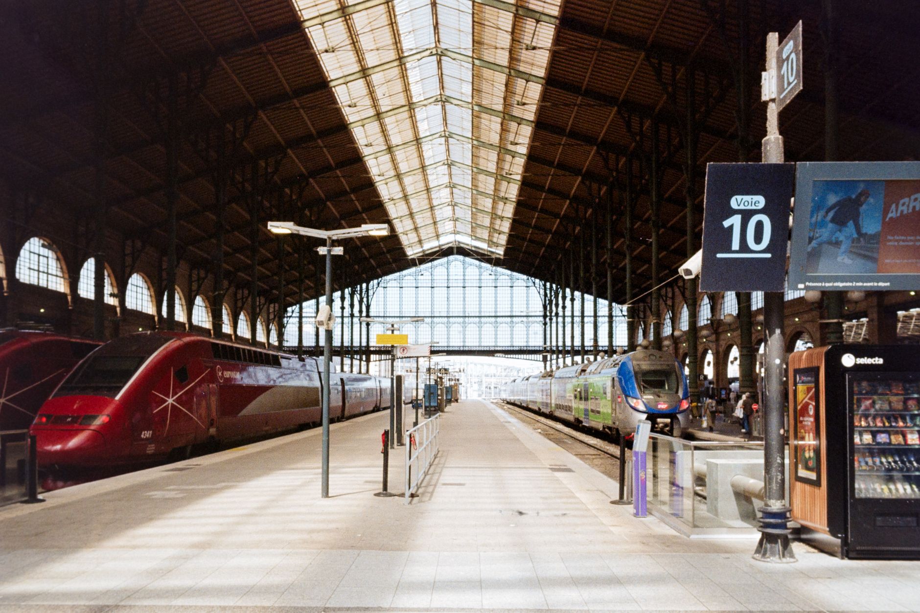 Petite gare de province française entourée de forêt de pins