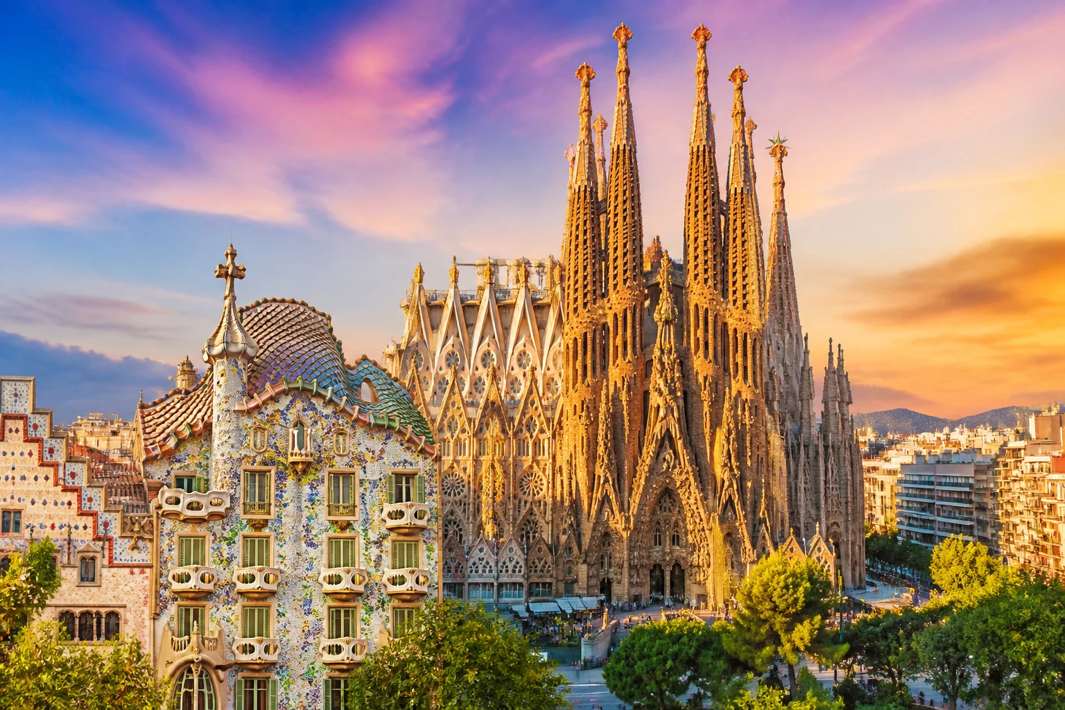 Sagrada familia et casa batllo au coucher du soleil