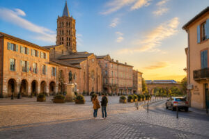 Place de muret au coucher du soleil