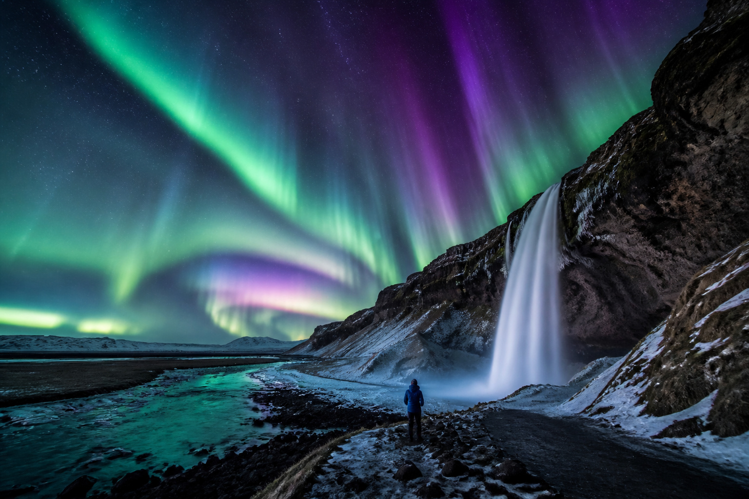Cascade deau sous les aurores boreales